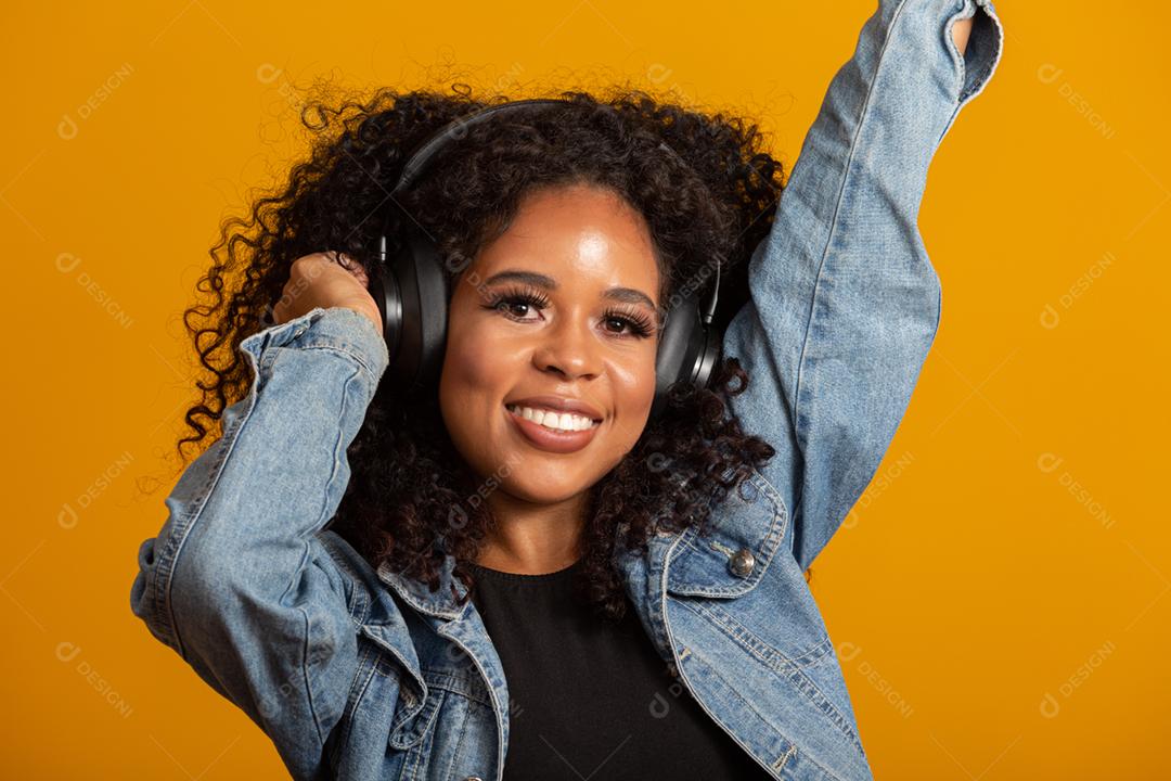 Pessoas, música, conceito de emoções. Fêmea despreocupada encantada com danças de penteado