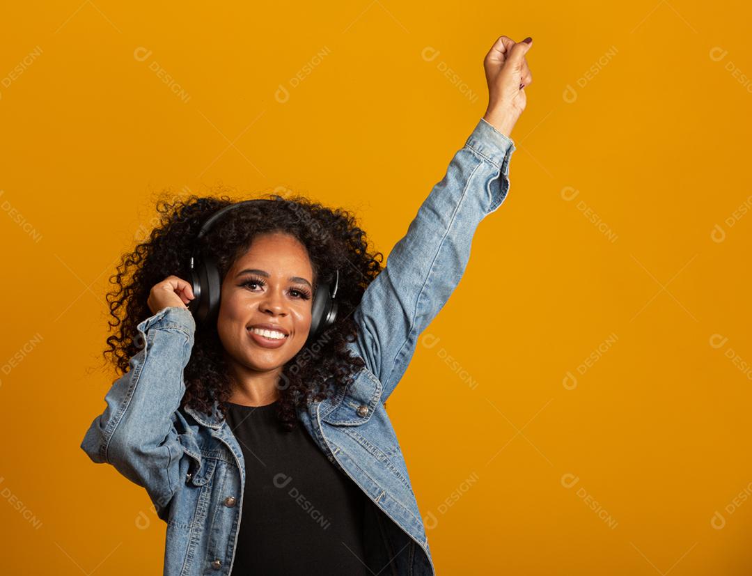 Pessoas, música, conceito de emoções. Fêmea despreocupada encantada com danças de penteado