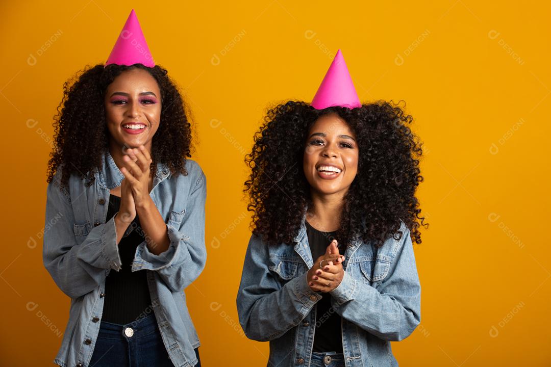 Dois lindos amigos afro comemorando aniversário.