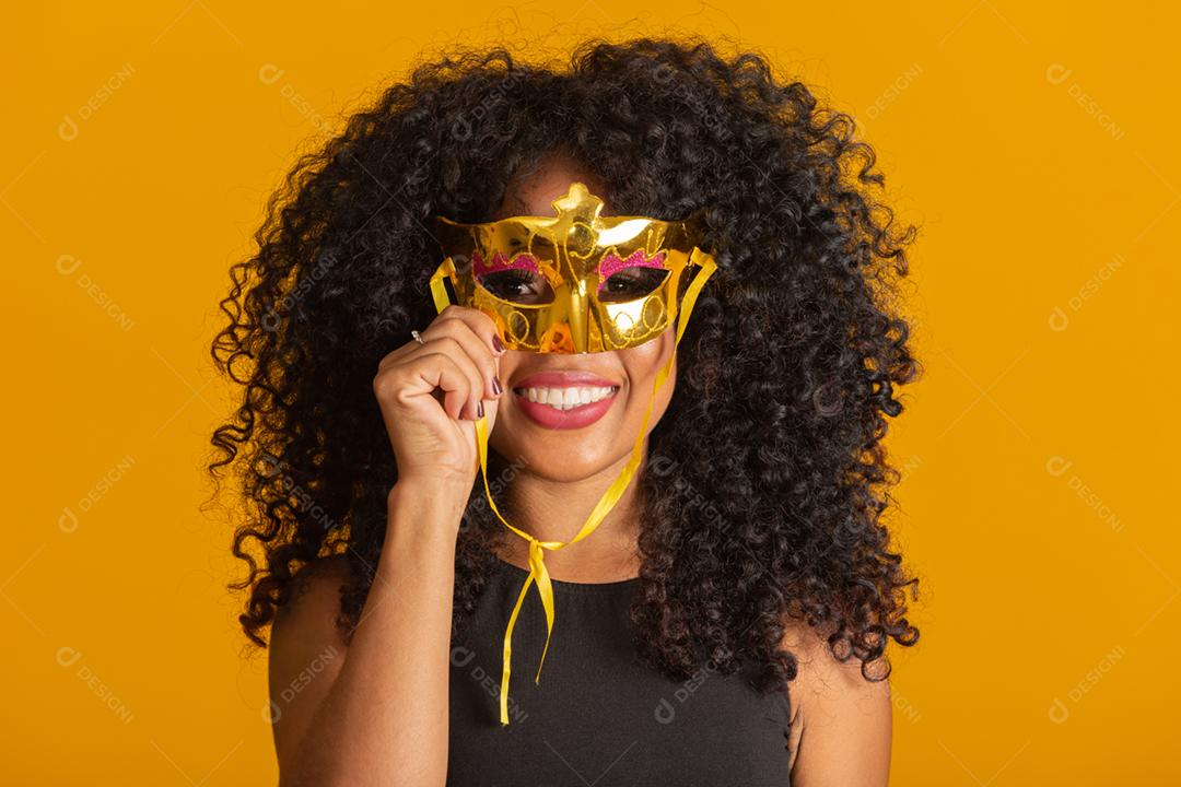 Carnaval brasileiro. Jovem mulher fantasiada curtindo a festa de carnaval.
