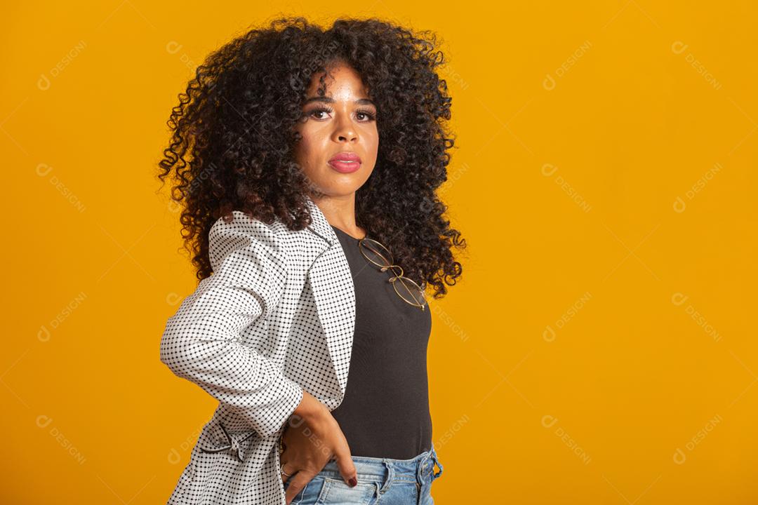 Mulher negra de negócios em um fundo amarelo