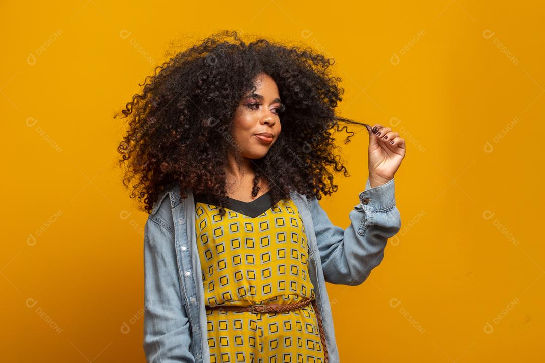 Retrato da beleza da mulher afro-americana com penteado afro e maquiagem glamour. mulher brasileira.