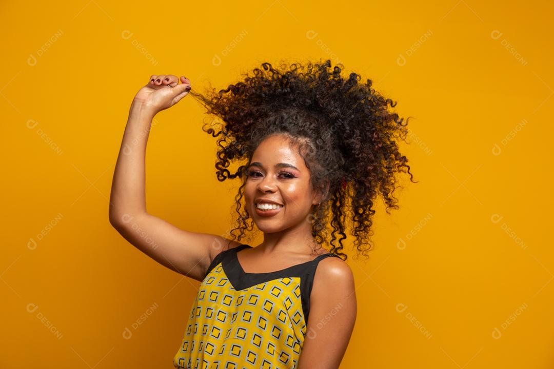 Retrato da beleza da mulher afro-americana com penteado afro e maquiagem glamour. mulher brasileira.