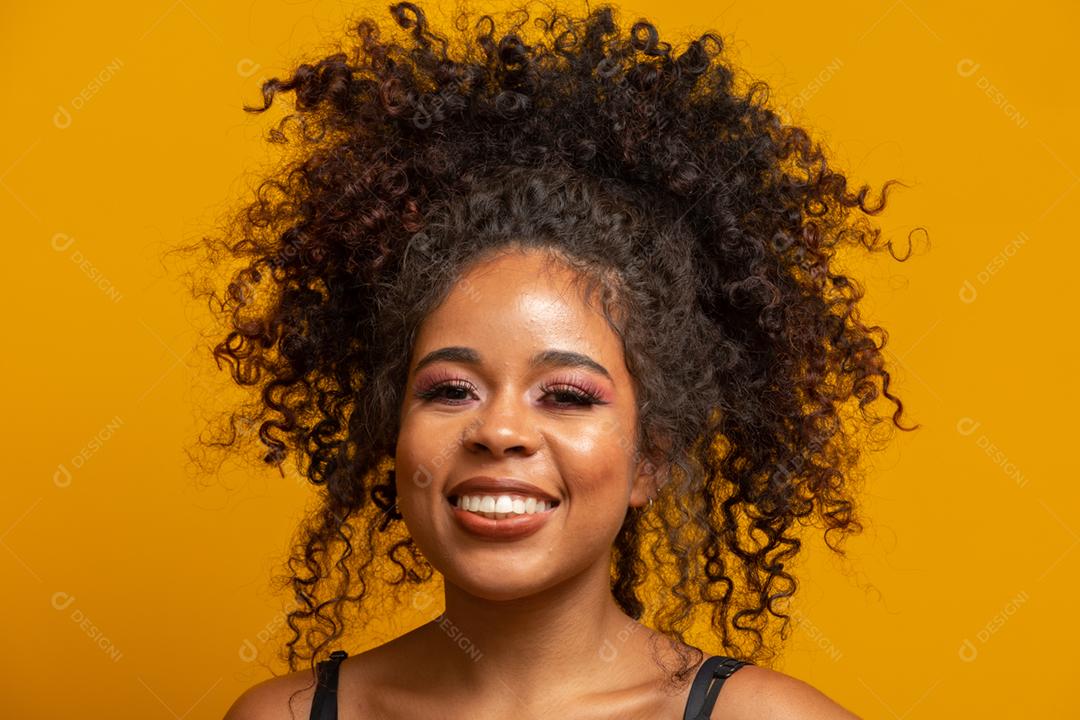 Retrato da beleza da mulher afro-americana com penteado afro e maquiagem glamour. mulher brasileira.