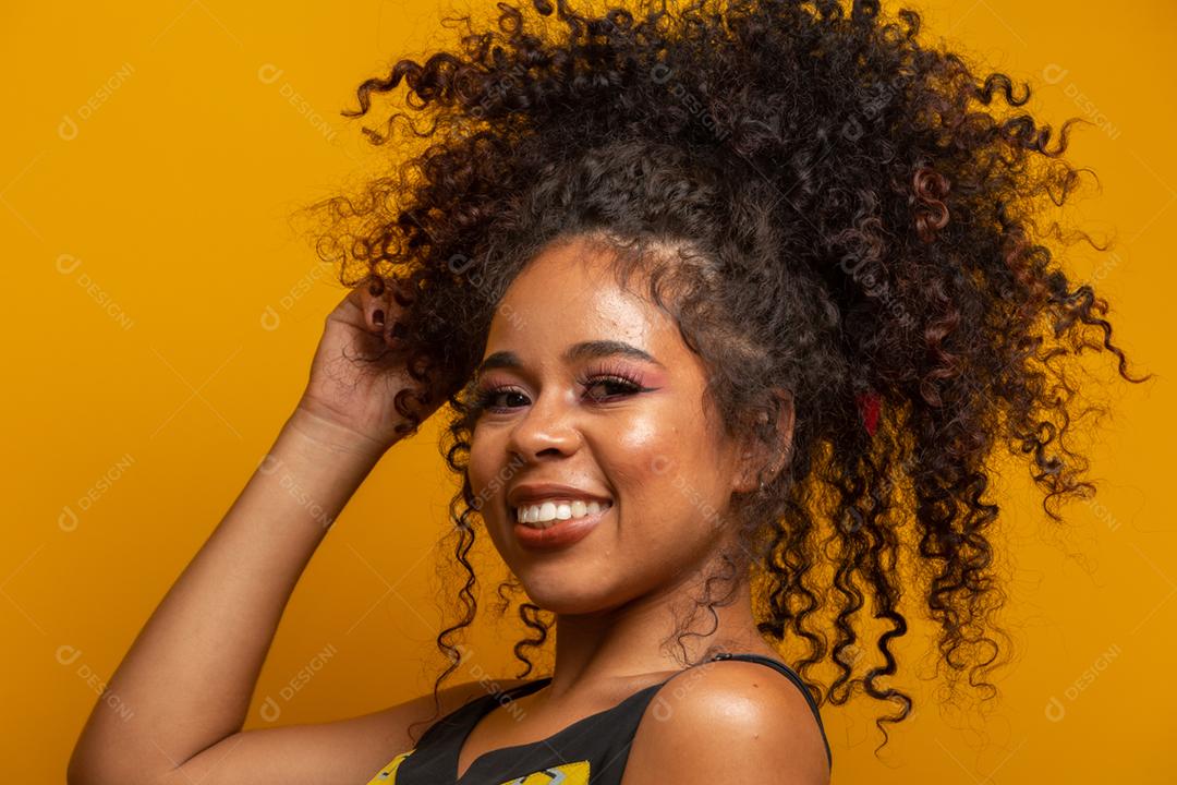 Retrato da beleza da mulher afro-americana com penteado afro e maquiagem glamour. mulher brasileira.