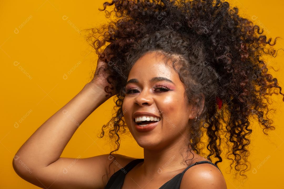 Retrato da beleza da mulher afro-americana com penteado afro e maquiagem glamour. mulher brasileira.