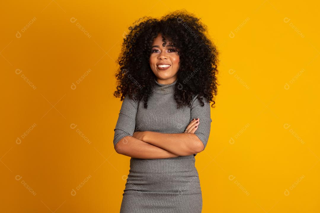 Retrato da beleza da mulher afro-americana com penteado afro e maquiagem glamour. mulher brasileira.