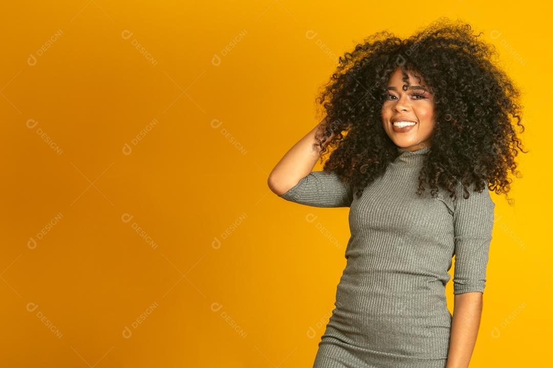 Retrato da beleza da mulher afro-americana com penteado afro e maquiagem glamour. mulher brasileira.