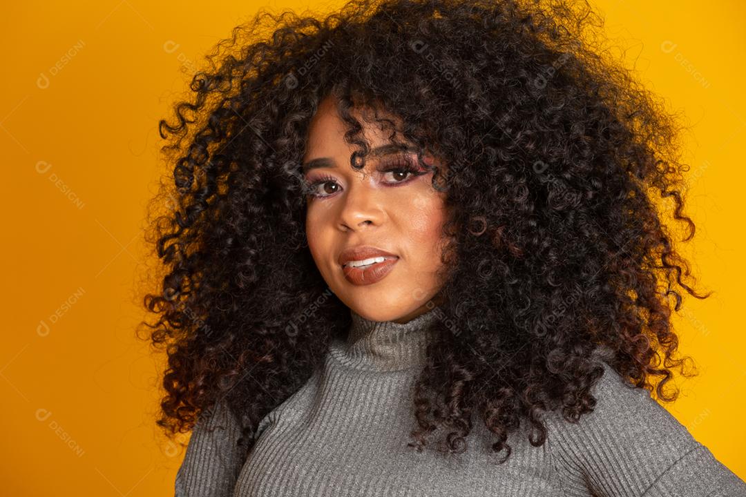 Retrato da beleza da mulher afro-americana com penteado afro e maquiagem glamour. mulher brasileira.