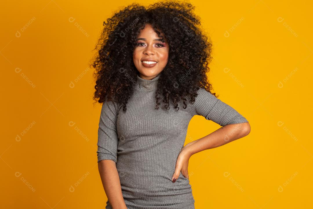 Retrato da beleza da mulher afro-americana com penteado afro e maquiagem glamour. mulher brasileira.