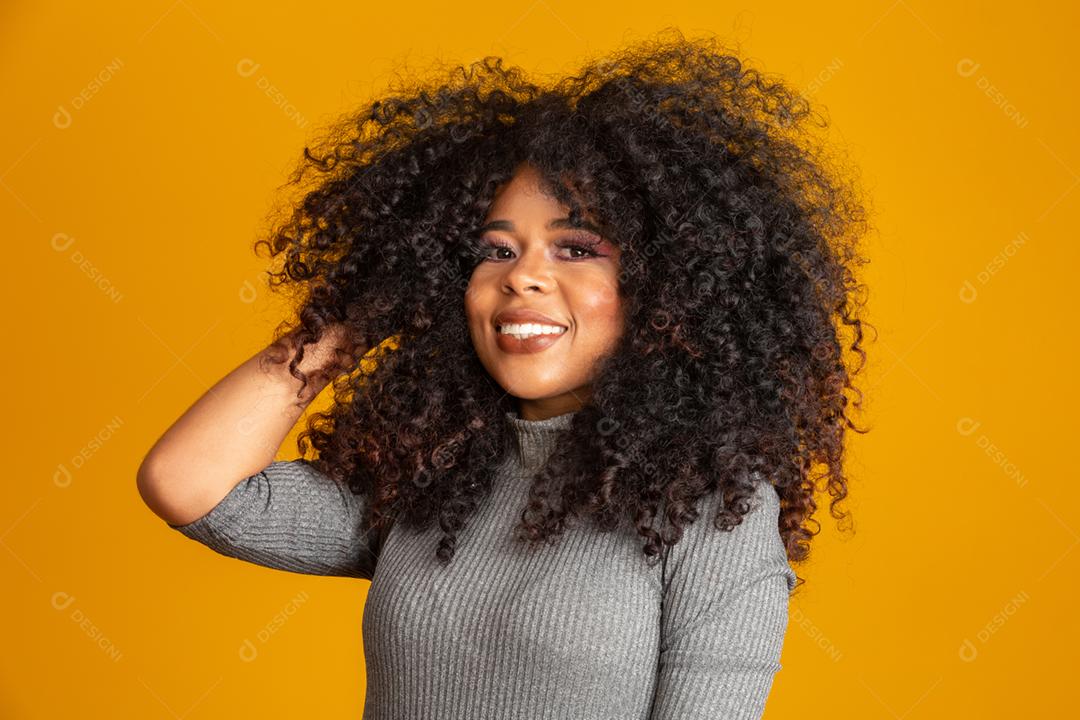 Retrato da beleza da mulher afro-americana com penteado afro e maquiagem glamour. mulher brasileira.