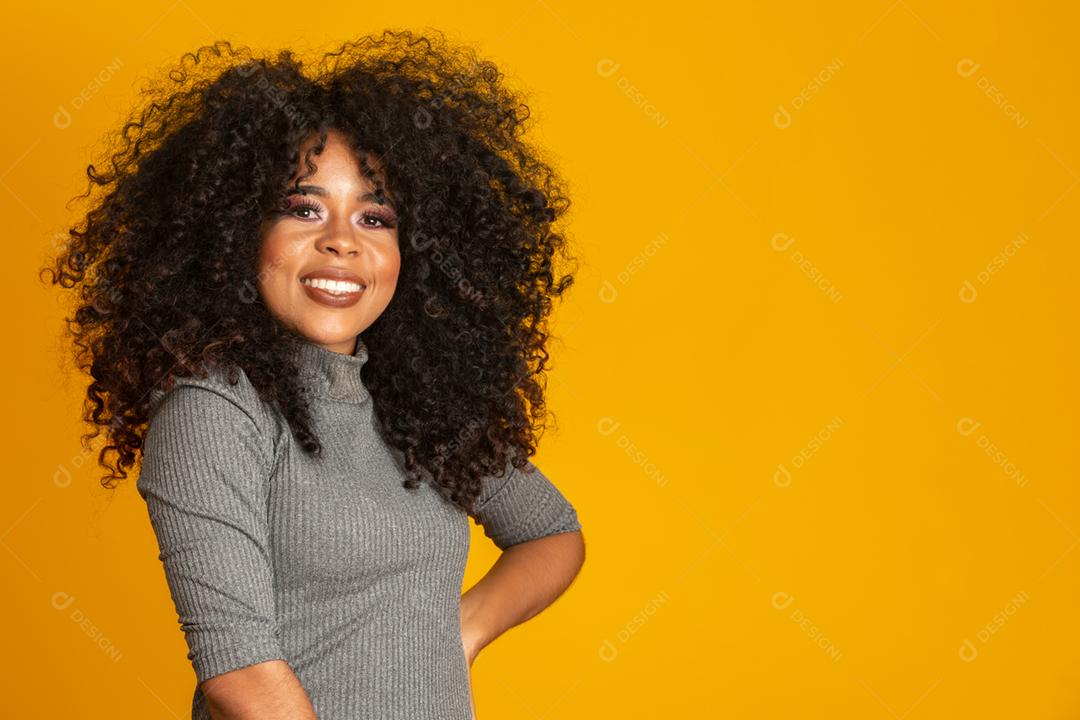 Retrato da beleza da mulher afro-americana com penteado afro e maquiagem glamour. mulher brasileira.