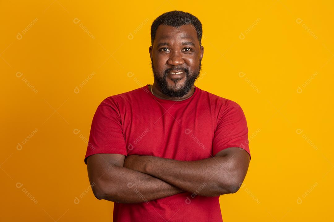 O macho de pele escura positivo tem expressão alegre e sorriso largo com dentes brancos