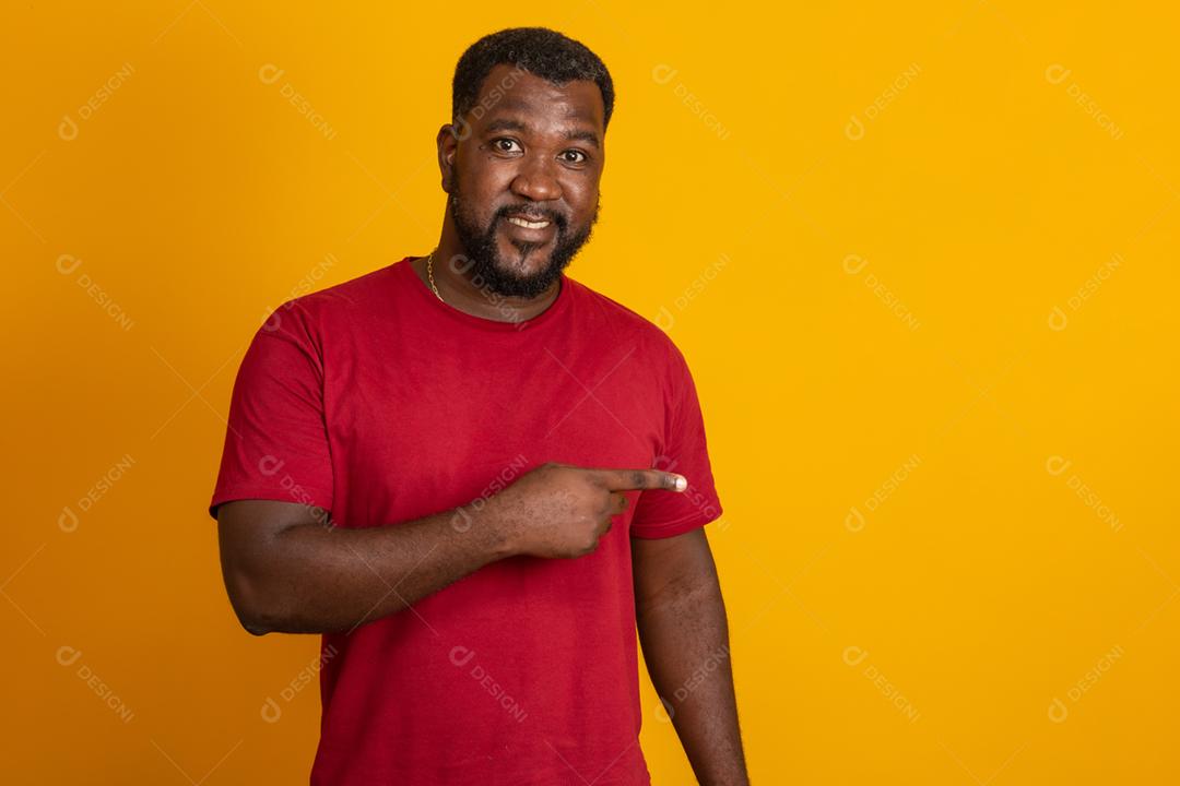 O macho de pele escura positivo tem expressão alegre e sorriso largo com dentes brancos