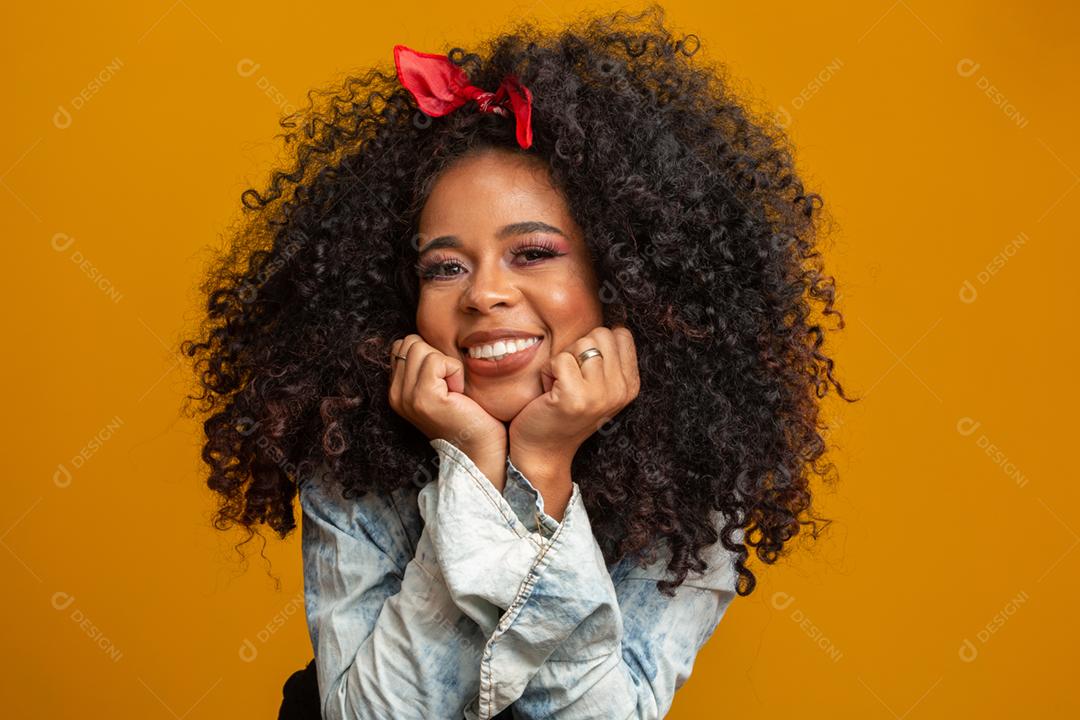 Retrato da beleza da mulher afro-americana com penteado afro e maquiagem glamour. mulher brasileira