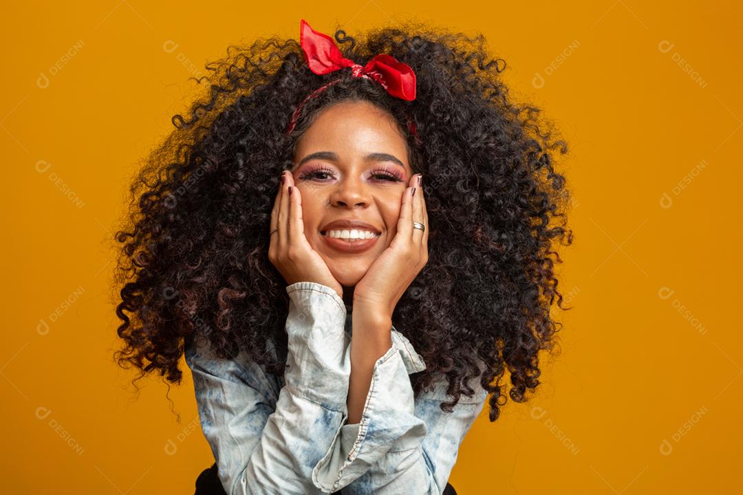 Retrato da beleza da mulher afro-americana com penteado afro e maquiagem glamour. mulher brasileira