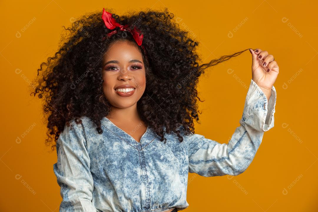 Retrato da beleza da mulher afro-americana com penteado afro e maquiagem glamour. mulher brasileira