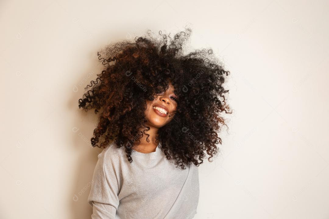 Retrato da beleza da mulher afro-americana com penteado afro e maquiagem glamour.