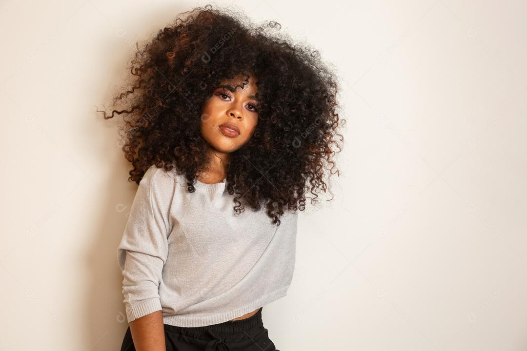 Retrato da beleza da mulher afro-americana com penteado afro e maquiagem glamour.