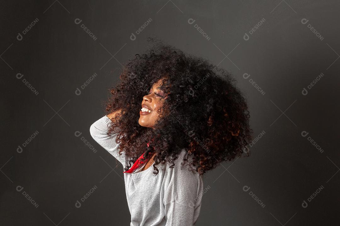 Retrato da beleza da mulher afro-americana com penteado afro e maquiagem glamour.
