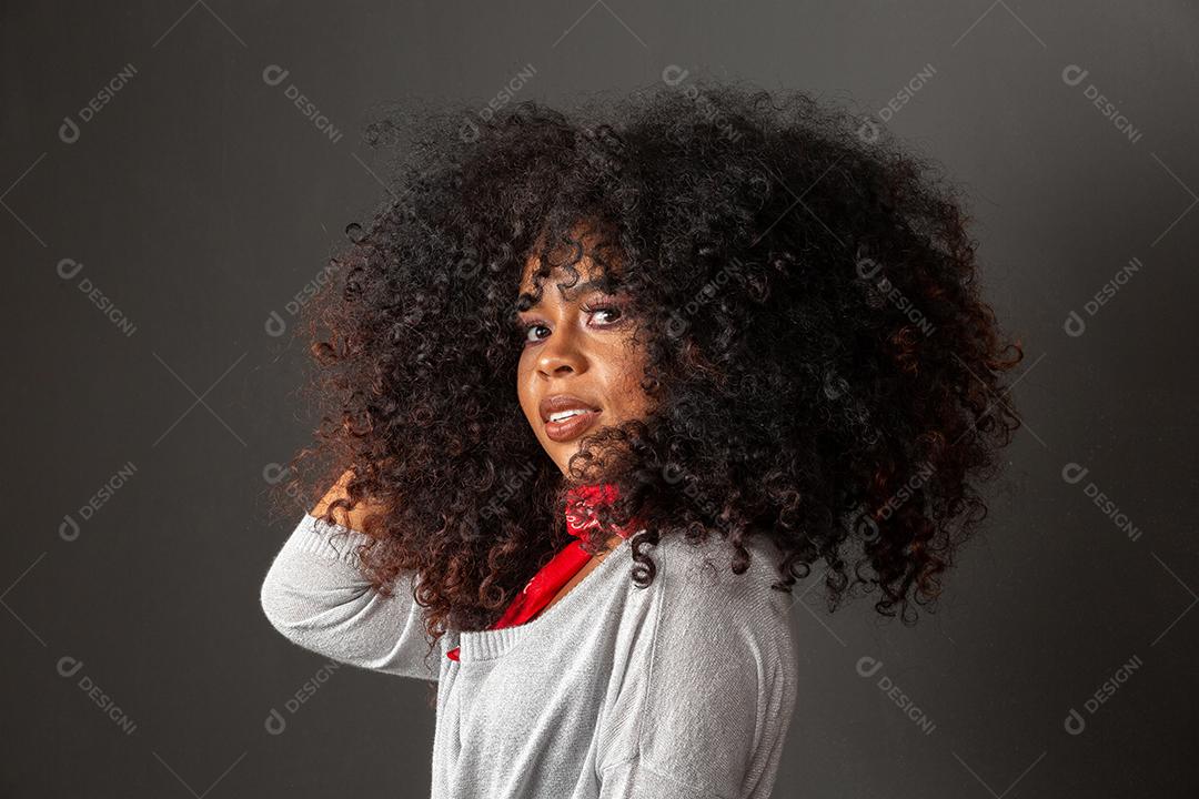 Retrato da beleza da mulher afro-americana com penteado afro e maquiagem glamour.