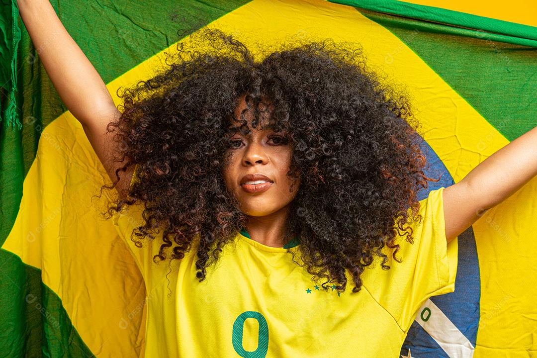 Torcedor do Brasil. Fã de mulher brasileira comemorando no futebol ou partida de futebol