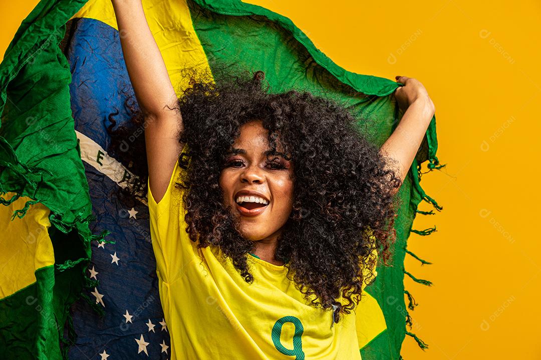 Torcedor do Brasil. Fã de mulher brasileira comemorando no futebol ou partida de futebol