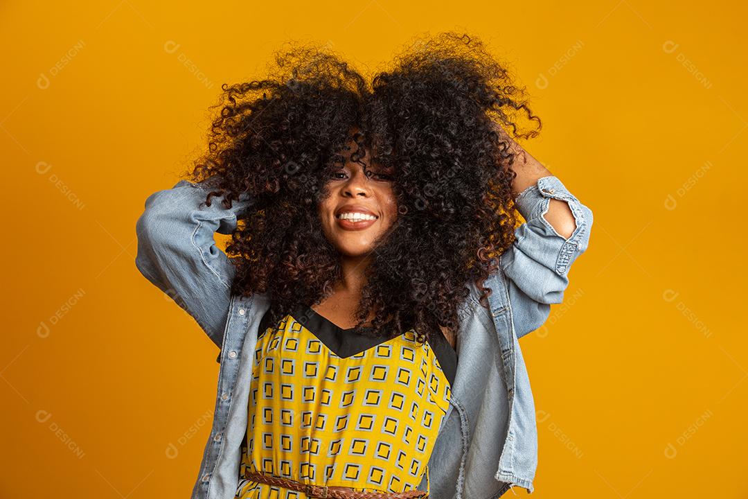 Retrato da beleza da mulher afro-americana com penteado afro e maquiagem glamour.