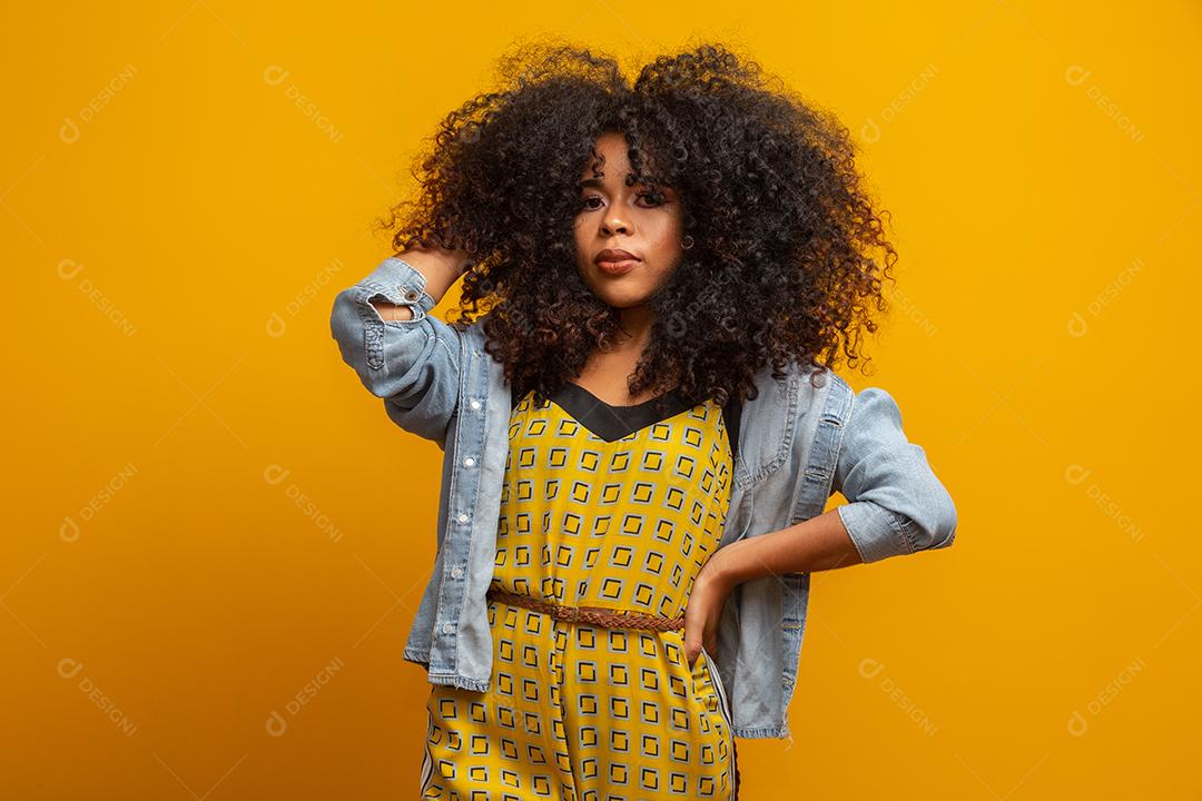 Retrato da beleza da mulher afro-americana com penteado afro e maquiagem glamour.