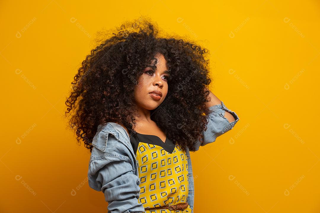 Retrato da beleza da mulher afro-americana com penteado afro e maquiagem glamour.