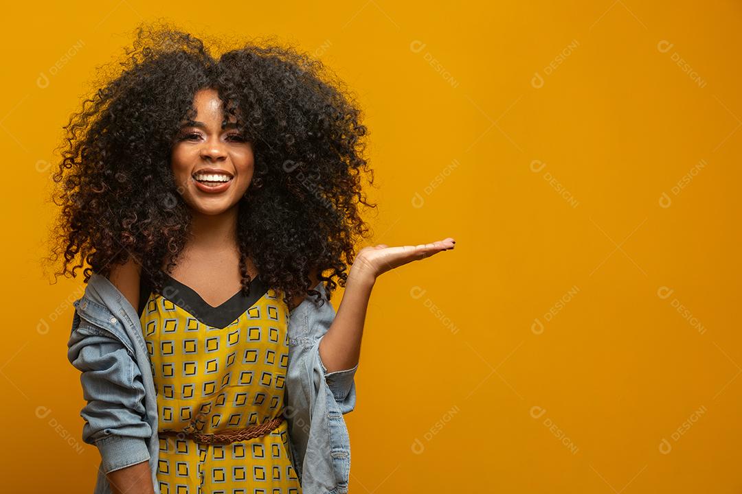 Retrato da beleza da mulher afro-americana com penteado afro e maquiagem glamour.