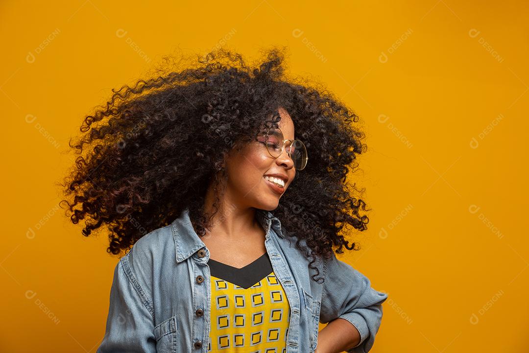 Retrato da beleza da mulher afro-americana com penteado afro e maquiagem glamour. mulher brasileira
