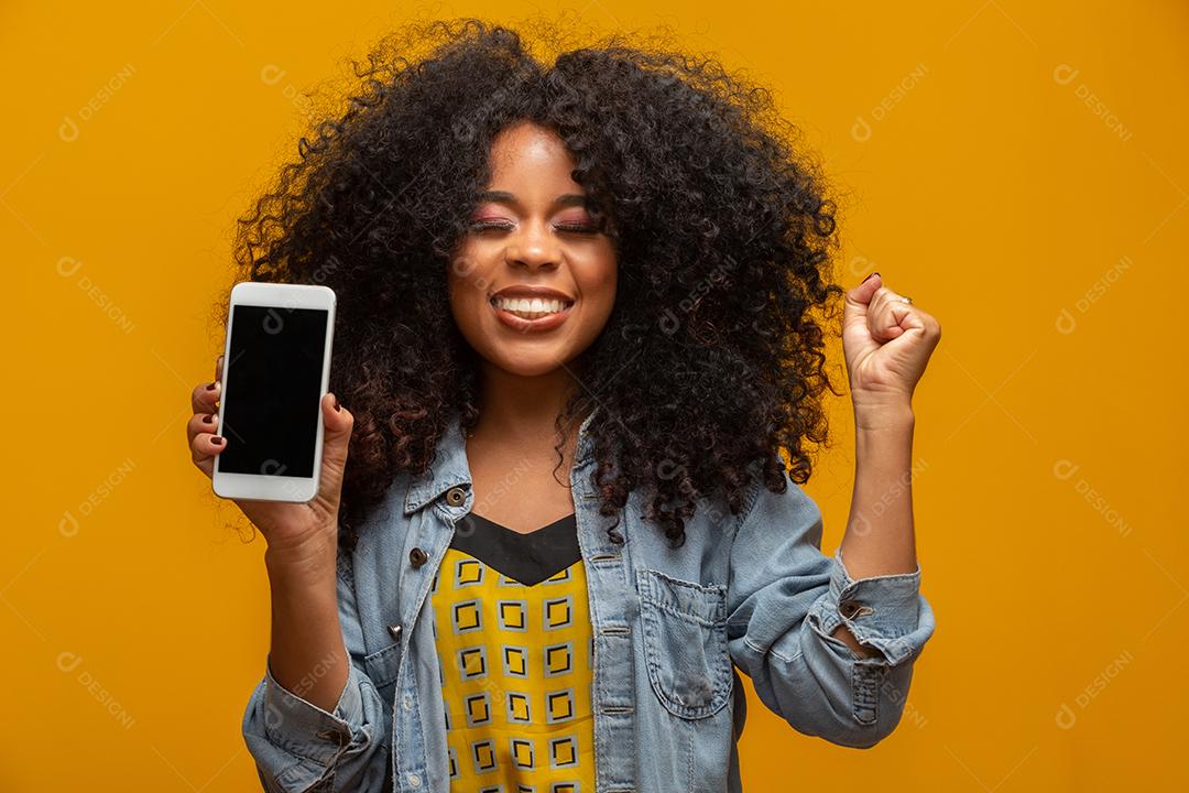 Eu tenho que vencer. Alegre jovem morena aperta os dentes, levanta os dedos cruzados, faz um desejo