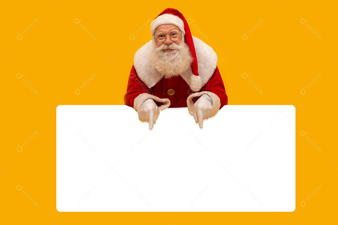 Feliz Papai Noel olhando por trás do sinal em branco isolado em fundo amarelo