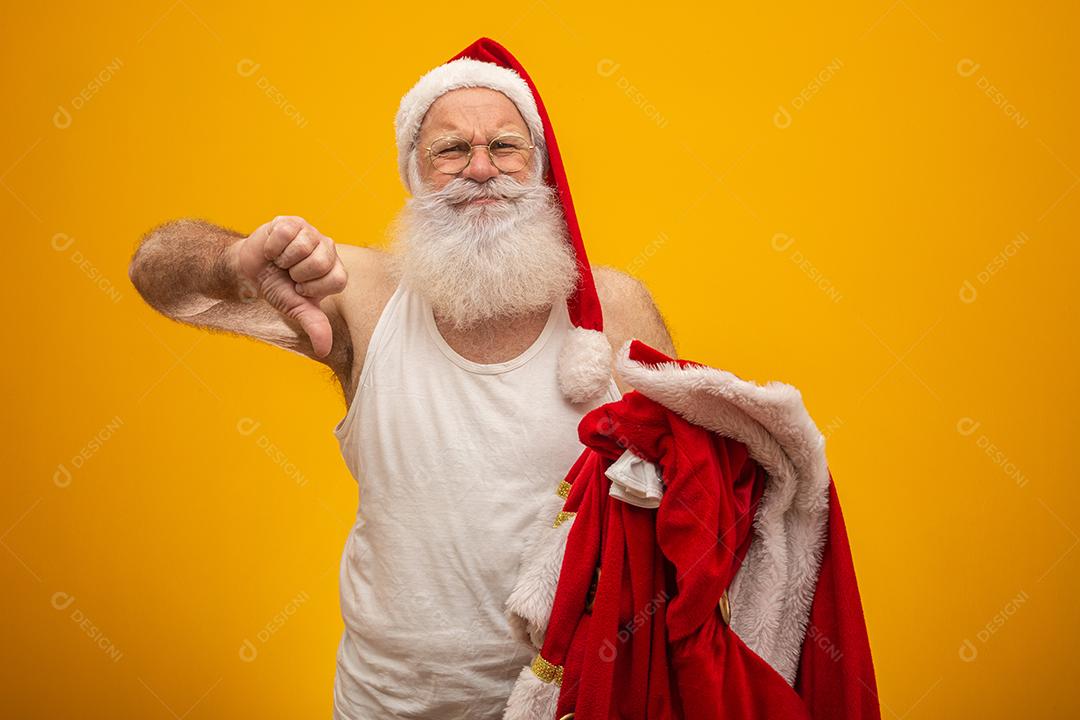 Papai Noel segurando suas roupas antes ou depois de entregar os presentes. As roupas do Papai Noel. Fantasia.