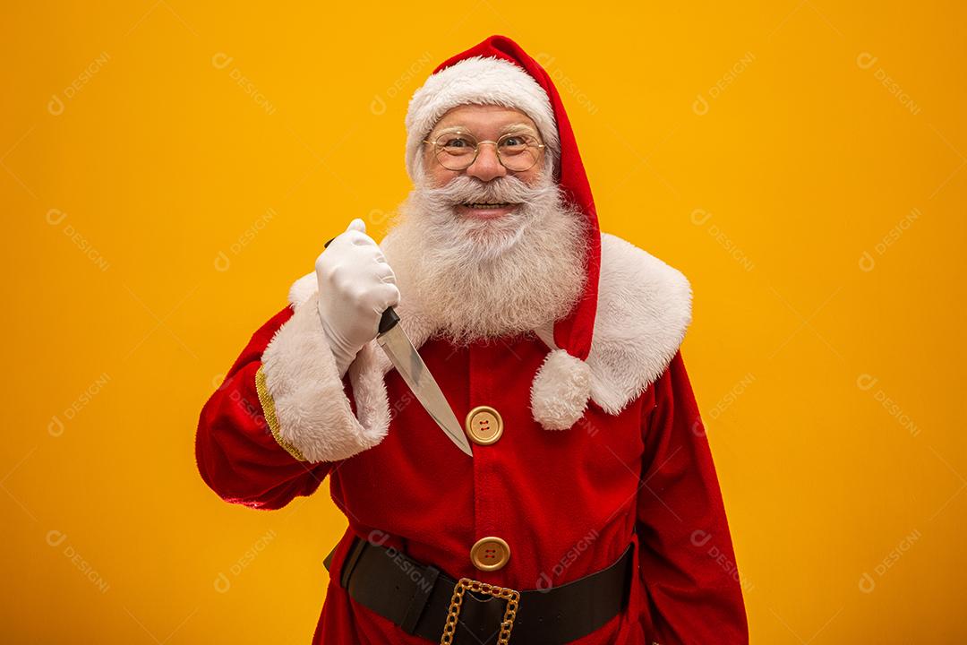 Papai Noel segurando uma faca. Conceito malvado de Papai Noel. Assassinato.