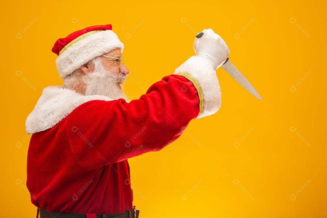 Papai Noel segurando uma faca. Conceito malvado de Papai Noel. Assassinato.