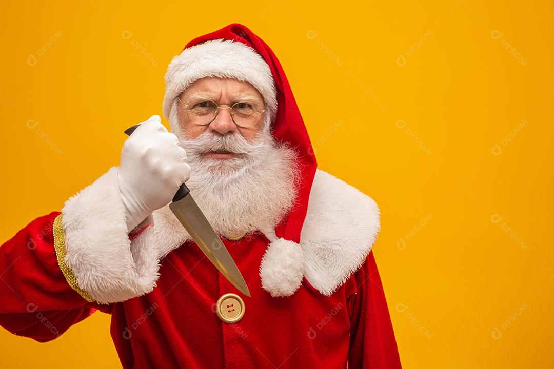 Papai Noel segurando uma faca. Conceito malvado de Papai Noel. Assassinato.