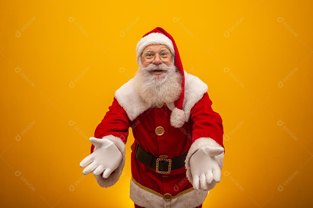 Papai Noel em fundo amarelo com espaço de cópia. Apresentando.