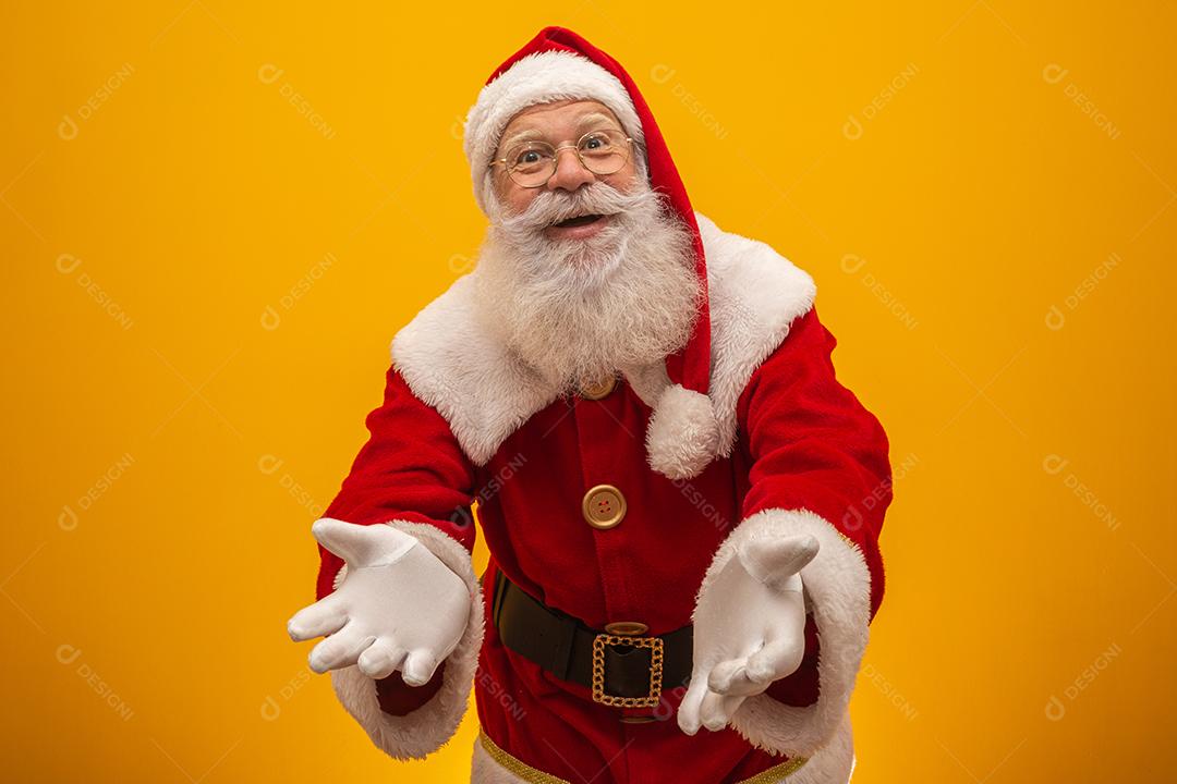 Papai Noel em fundo amarelo com espaço de cópia. Apresentando.