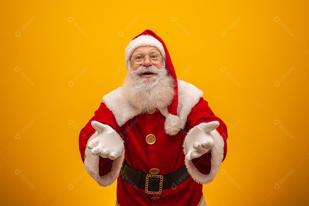 Papai Noel em fundo amarelo com espaço de cópia. Apresentando.
