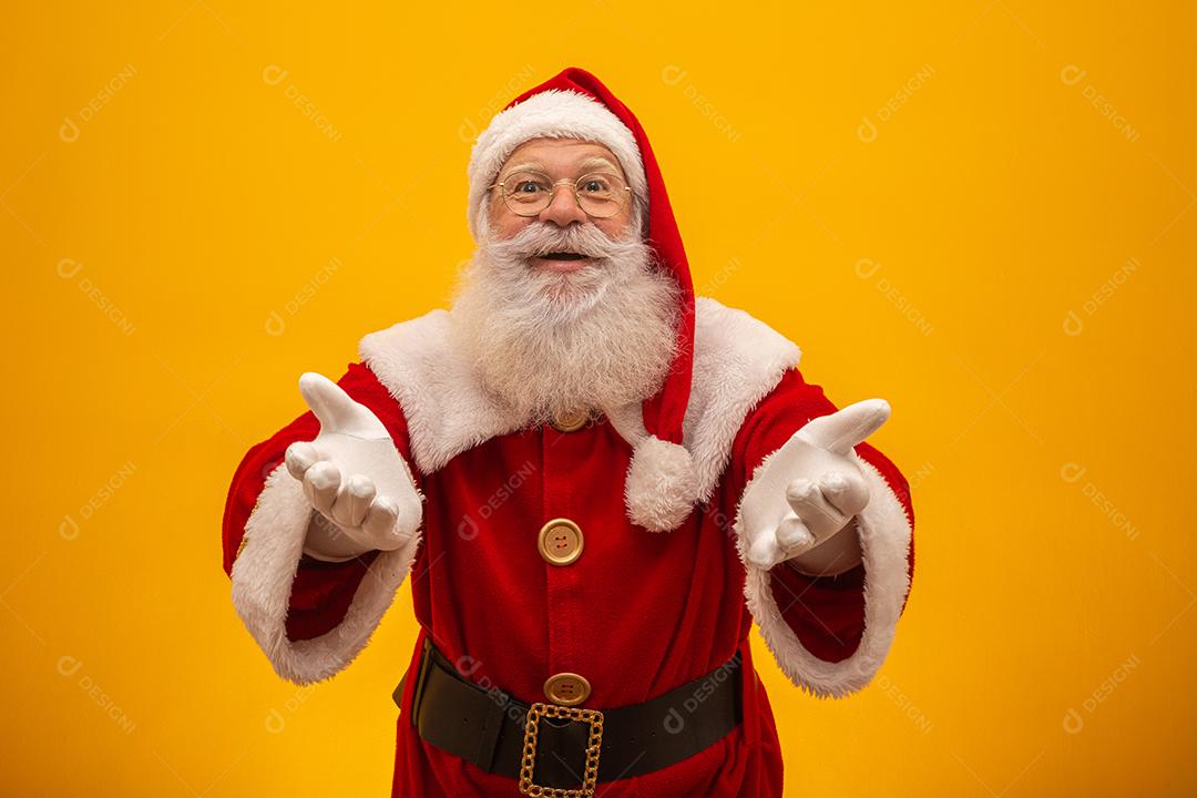 Papai Noel em fundo amarelo com espaço de cópia. Apresentando.