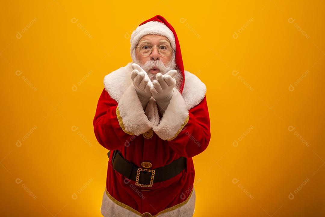 Papai Noel em fundo amarelo com espaço de cópia. Apresentando.