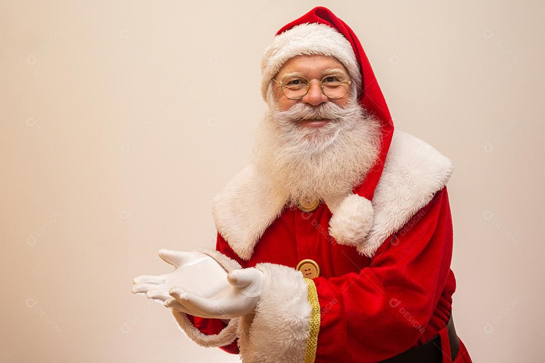 Papai Noel em fundo branco Apresentando.