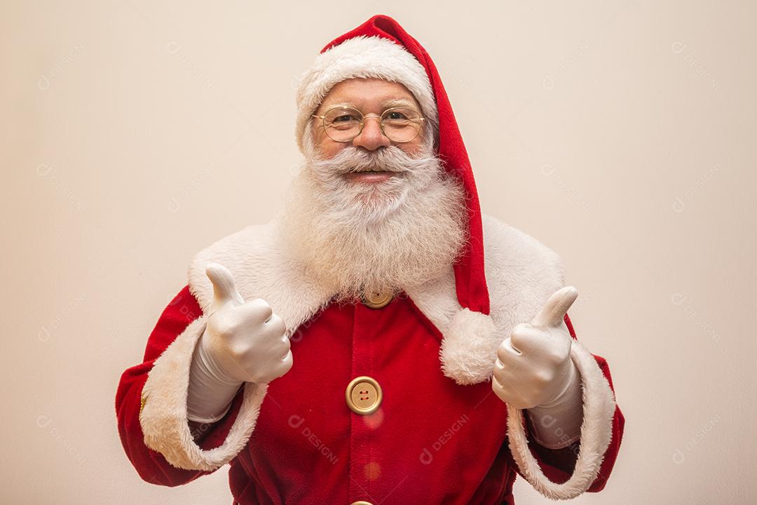Papai Noel em fundo branco Apresentando.