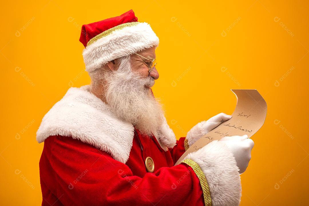 Feliz Papai Noel segurando papel vintage em fundo amarelo conceito de véspera de ano novo