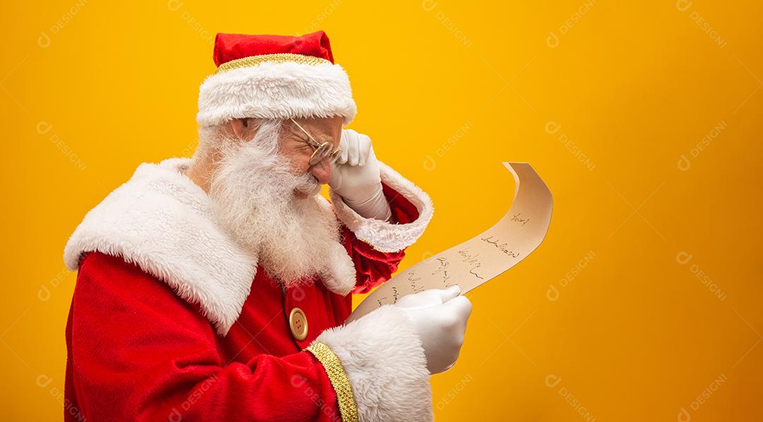 Feliz Papai Noel segurando papel vintage em fundo amarelo conceito de véspera de ano novo