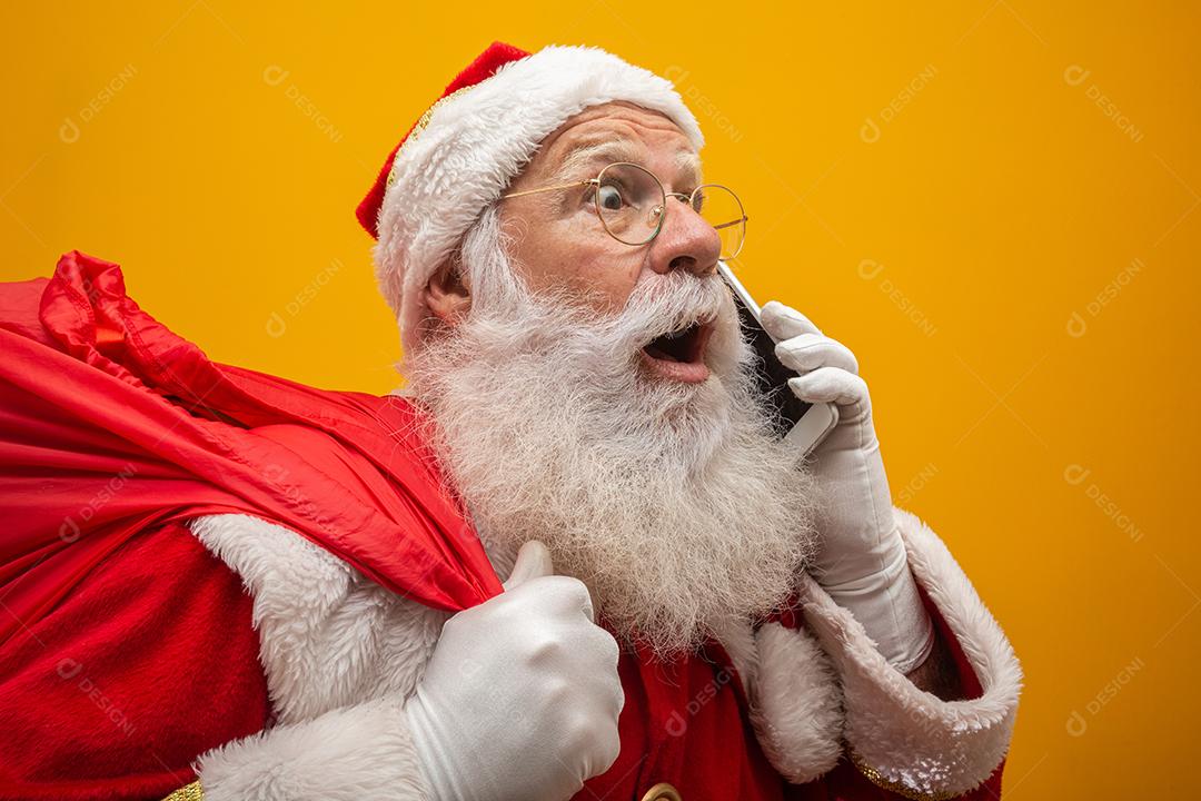 Papai Noel em chapéus, fantasia, faixa preta, luvas brancas traz presentes para crianças, preparado para comemorar