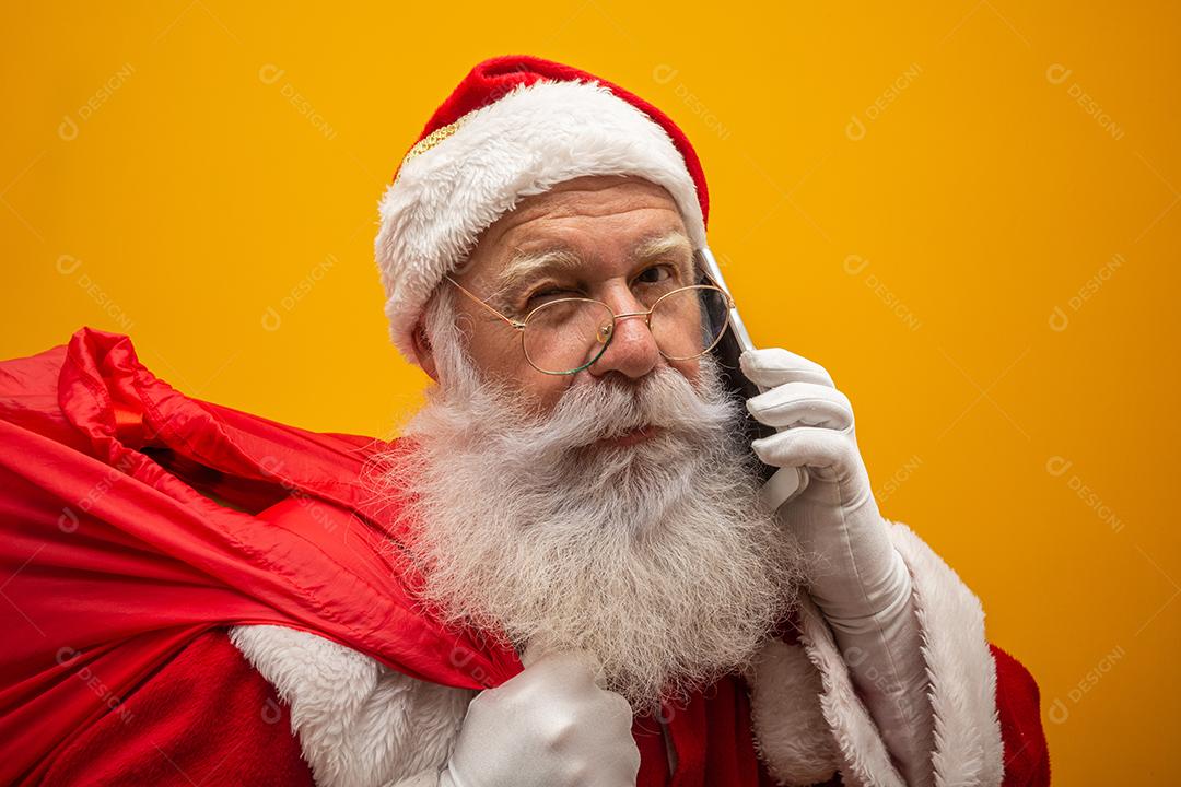 Papai Noel em chapéus, fantasia, faixa preta, luvas brancas traz presentes para crianças, preparado para comemorar