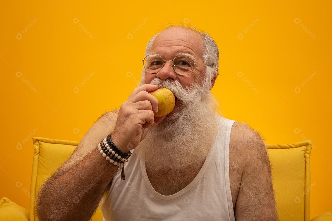 Retrato de um homem barbudo prestes a comer uma maçã tendo uma maçã.